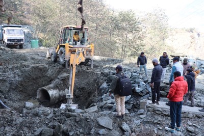  माटो मिसिएको गिट्टी प्रयोग गरेर गरिएको ढलान जनप्रतिनिधिहरूले भत्काइदिए 